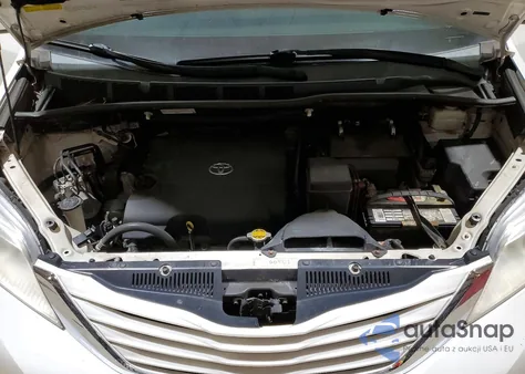 2015 Toyota Sienna Le z USA, uszkodzony, nr VIN 5TDJK3DC0FS115529